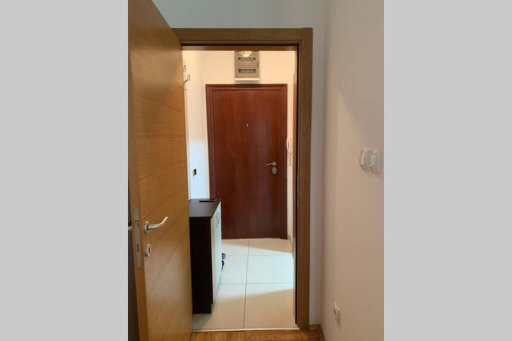 Renovated Cozy Studio 7 At Top Location - Available For Long Term Rentals โนวีซาด ภายนอก รูปภาพ